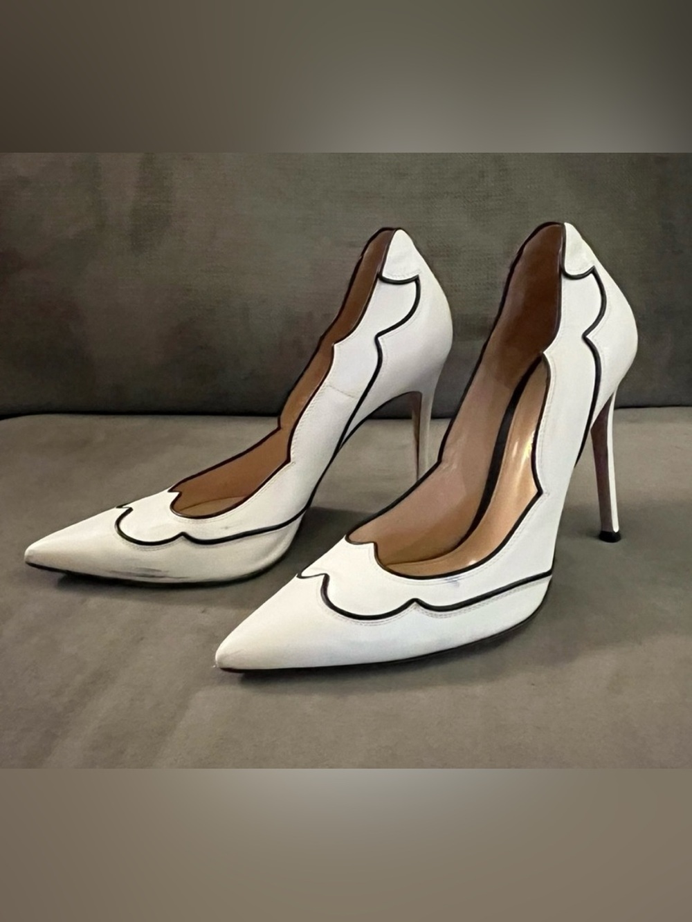 GIANVITO ROSSI Lucille White Scalloped Leather Pointed Toe Pumps Heels Size 38 - Picture 6 of 16